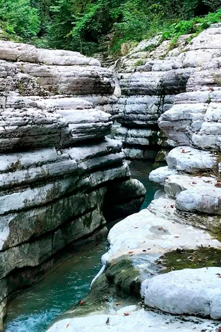 Белые скалы на реке Хоста