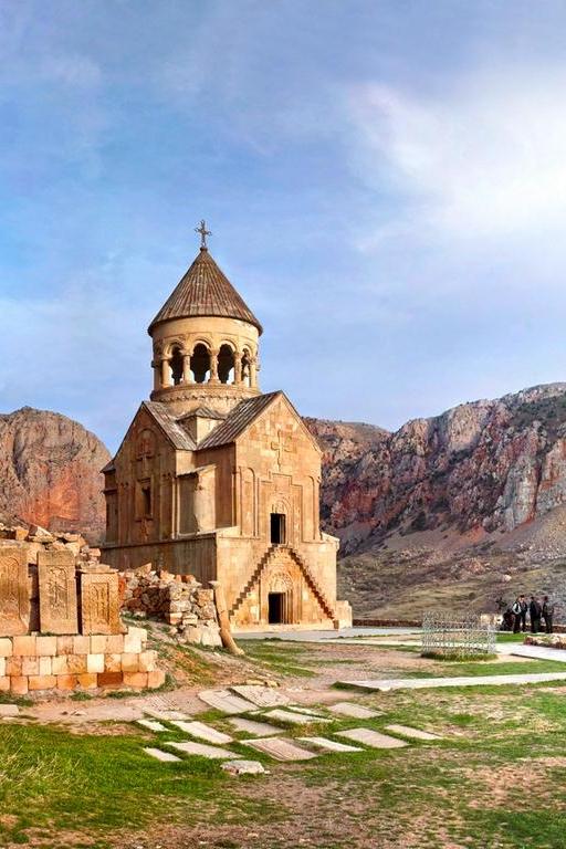 У монастыря Нораванк