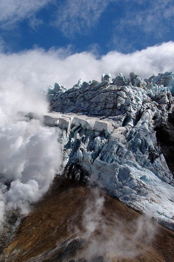 Фумаролы вулкана Мутновского