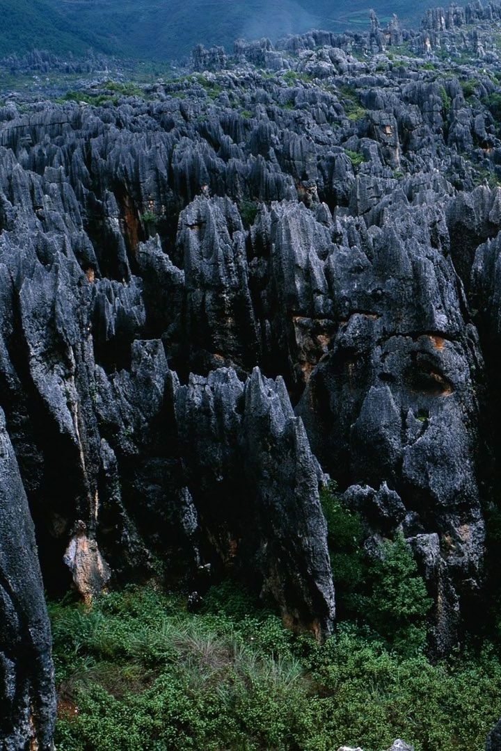 Чёрные скалы