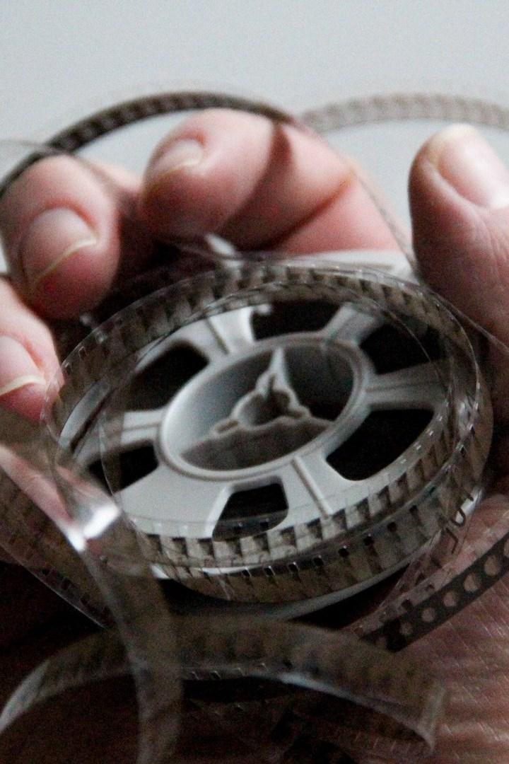 Человек идёт по земле