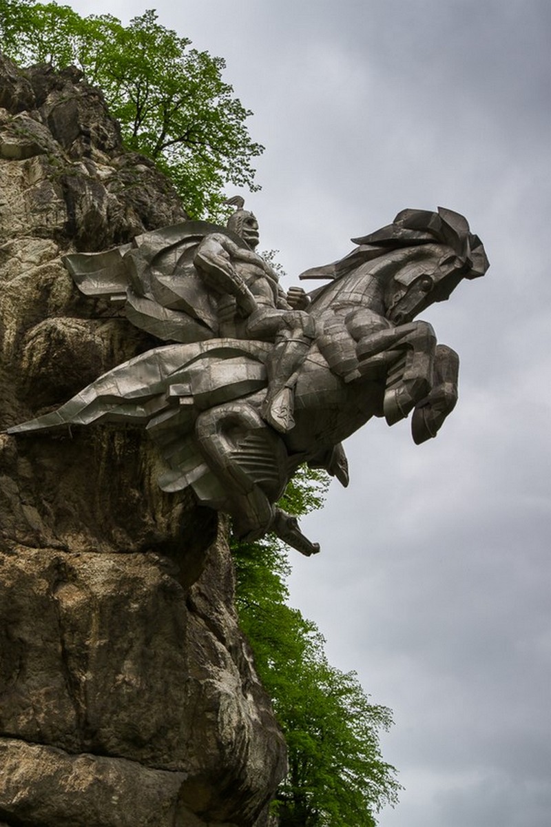 У синих скал