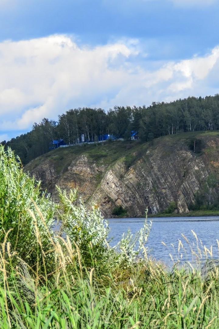 Верхотомские скалы