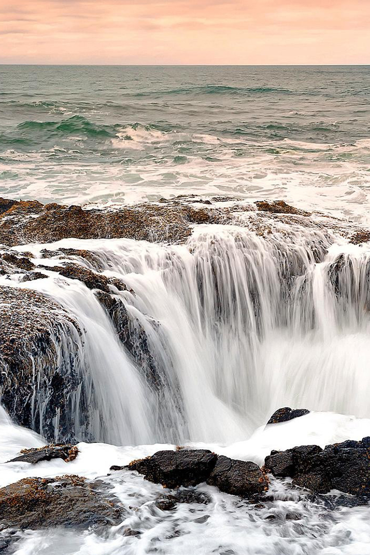 Водопад на берегу Белого моря