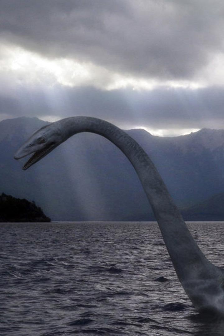 Мифическое существо Лохнесское чудовище, снятое на камеру