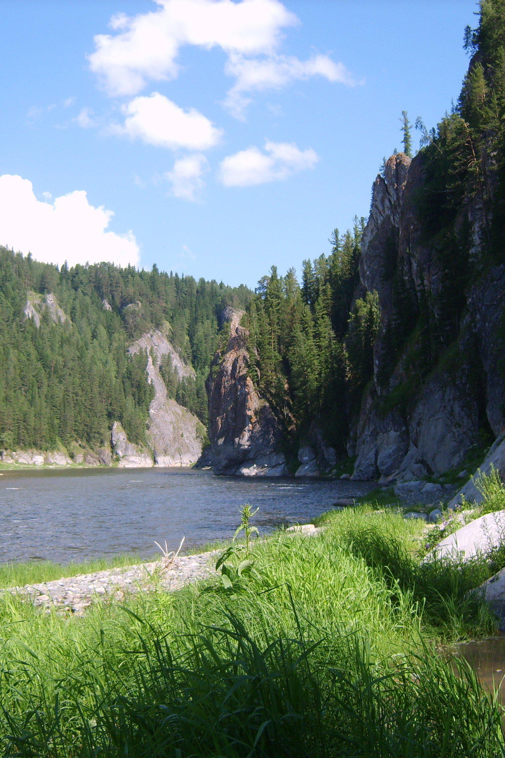 Скалы на реке Кия