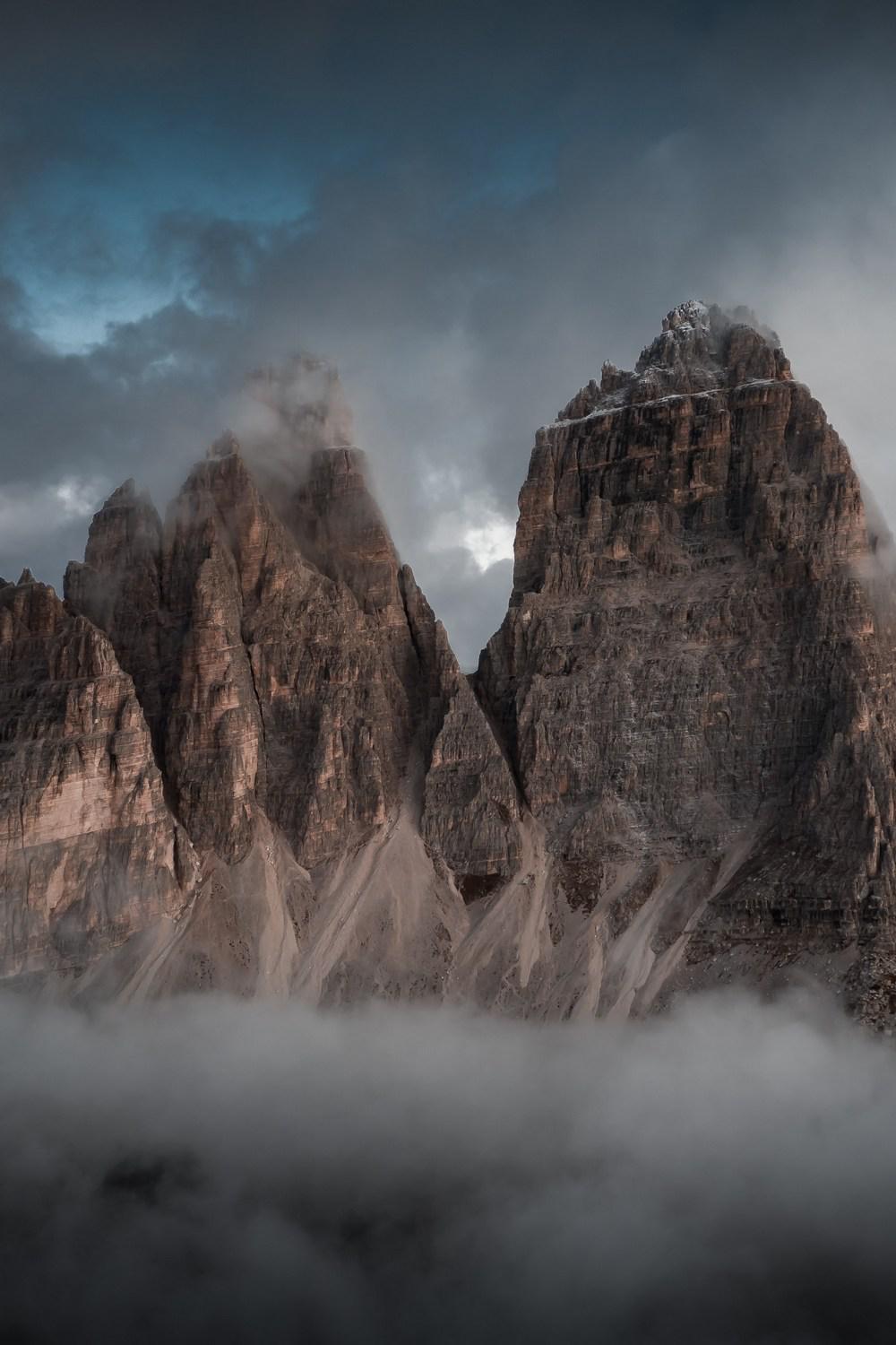 Скалистый хребет в облаках