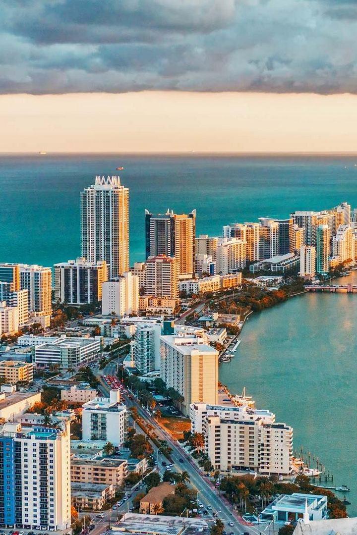 Над городом Майами