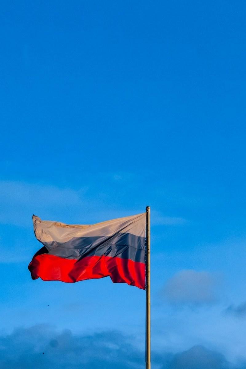 Жить и работать только в России...