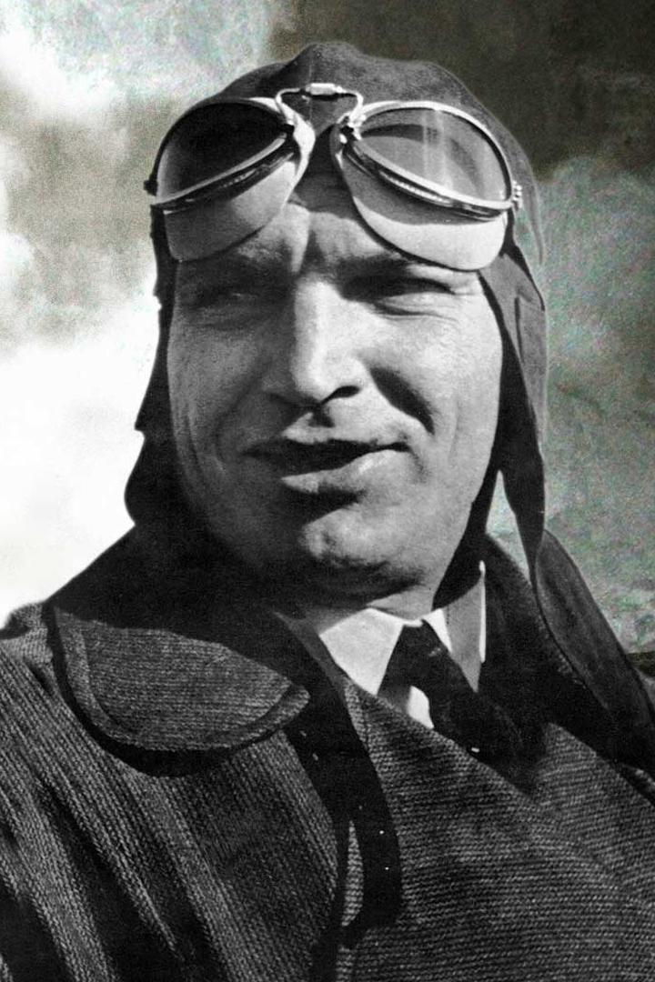 В небе и на Земле. Десять лет из жизни Валерия Чкалова