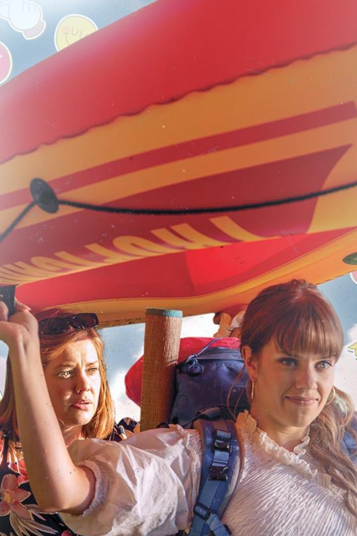 Две девушки и лодка