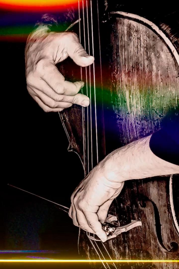 И зазвучала музыка