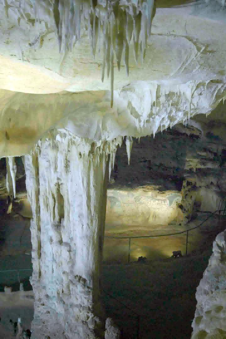 Пещера Пеш Мерль в Окситании