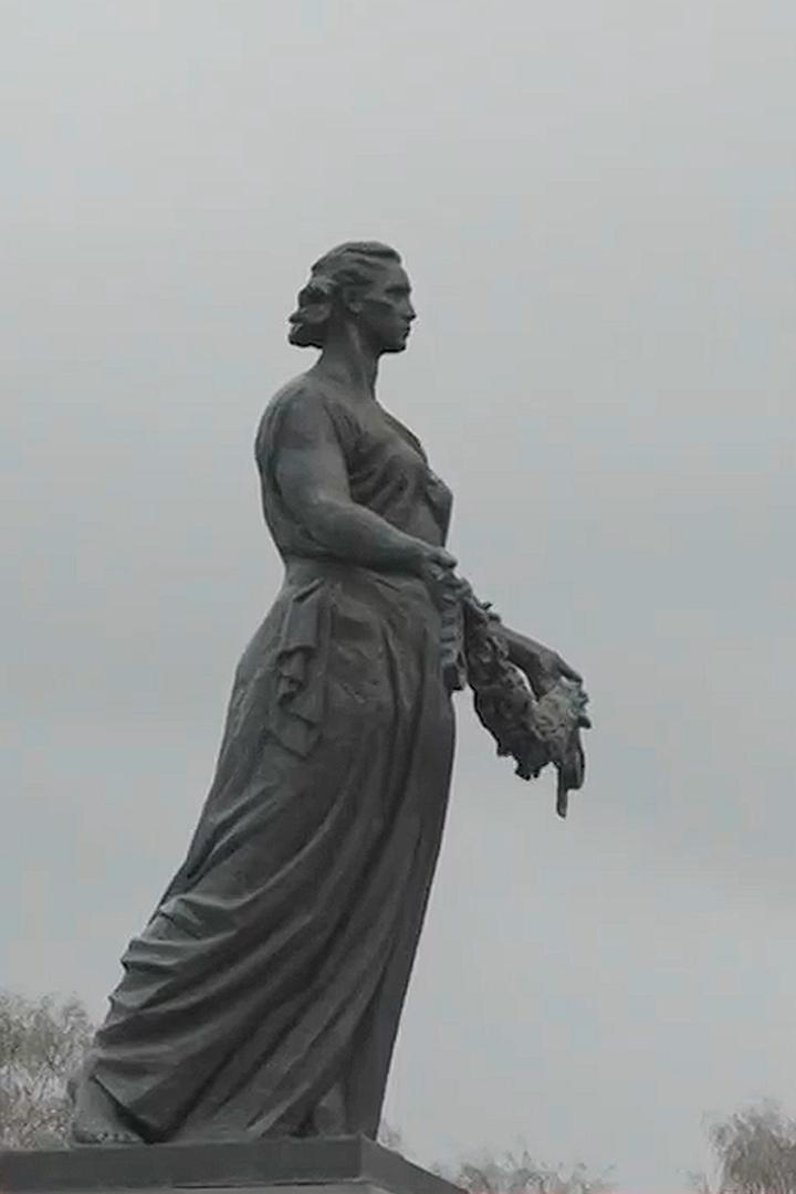 "Победа" - слово женского рода